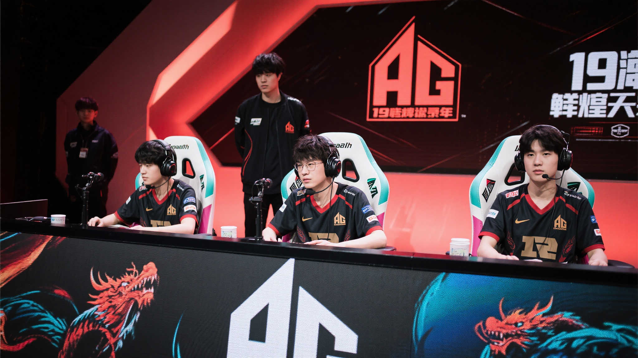 白衣发声:十九连胜,这两场让我看到了曾经的AG风采! 今年赛事中的表现令人惊叹,在刚完成一波令人拍案叫绝