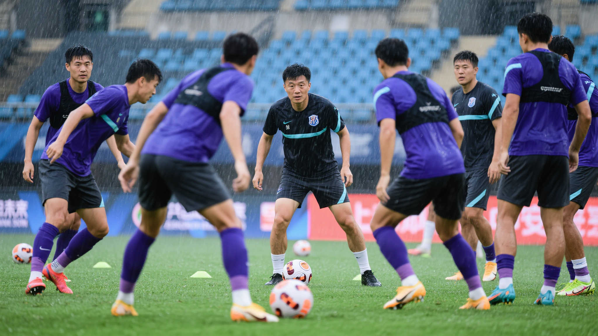 在比赛前夕，于根伟率领天津津门虎全队抵达上海，尽管